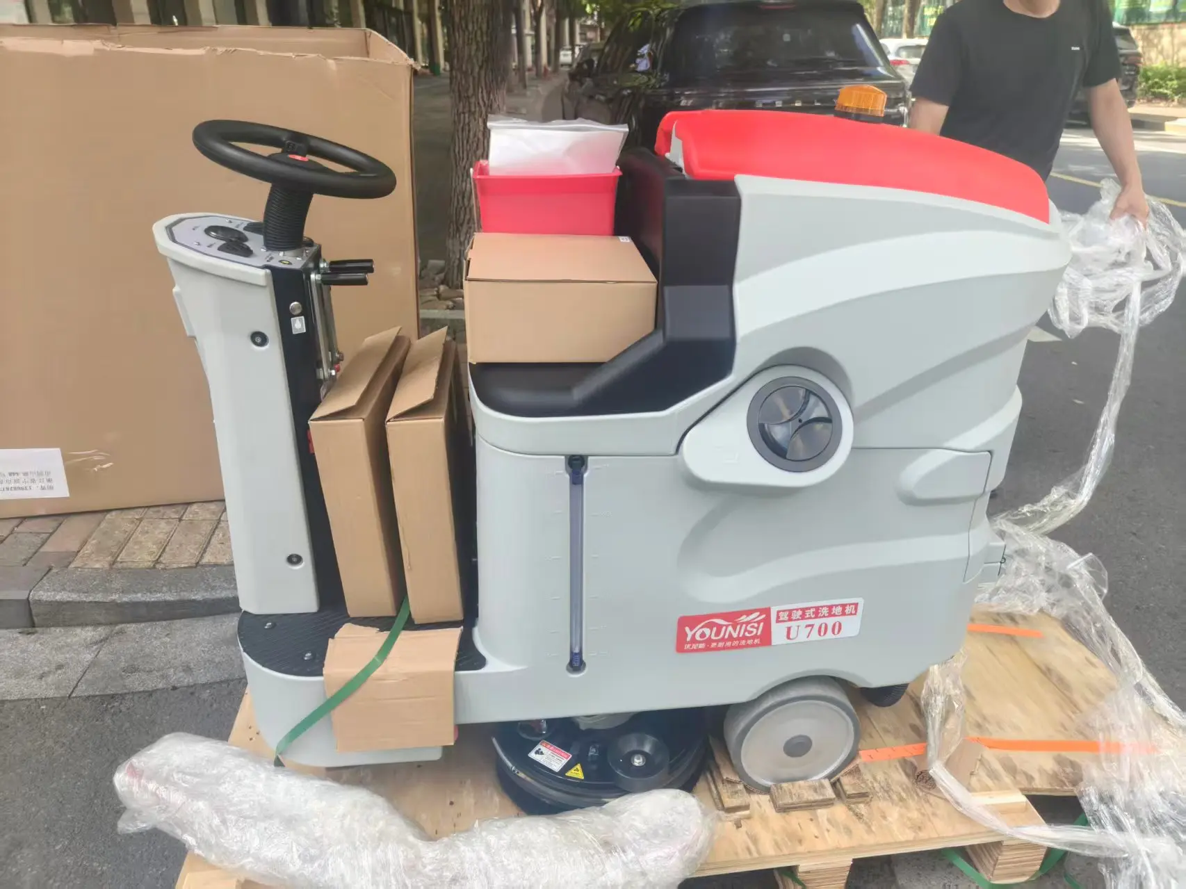 Younisi U700: Pressing the "Anti-Slip Button" for My Greasy New Factory